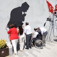 Zafer ruhu, Şehitlik Abidesi duvarlarına yansıtıldı