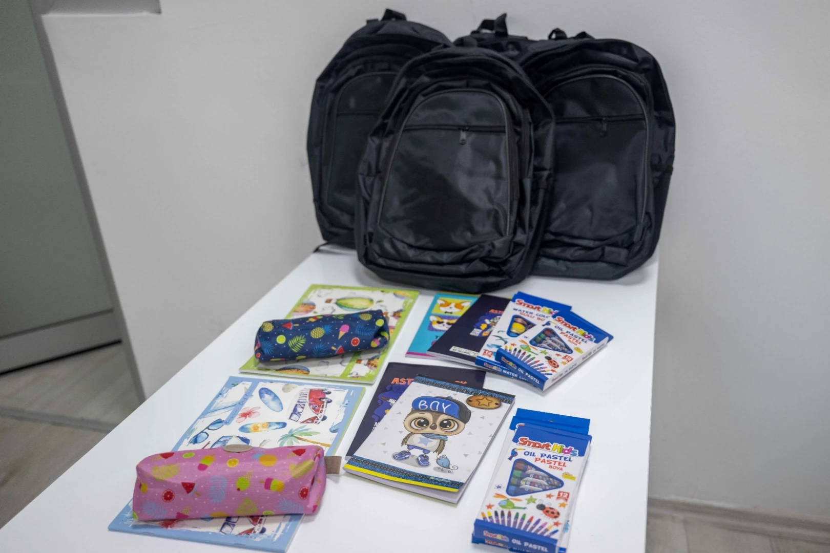 İzmir Bornova’da minik öğrencilere kırtasiye desteği