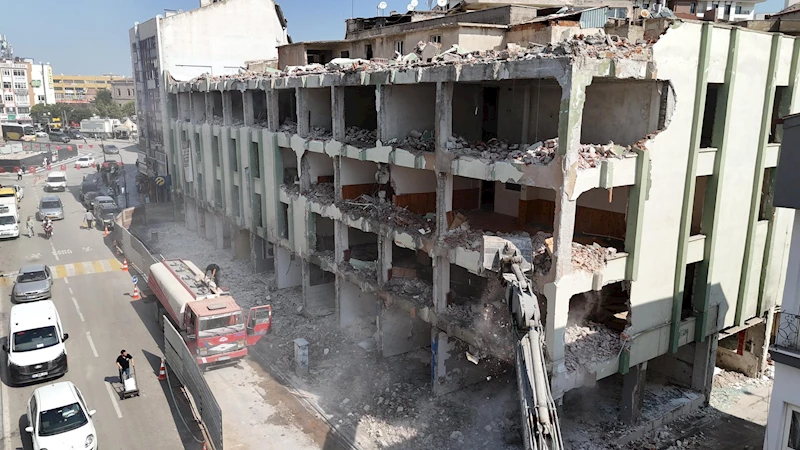 MEHMET ŞİŞMAN İŞ HANI’NDA KENTSEL DÖNÜŞÜM BAŞLADI  İLK YIKIM GERÇEKLEŞTİRİLDİ