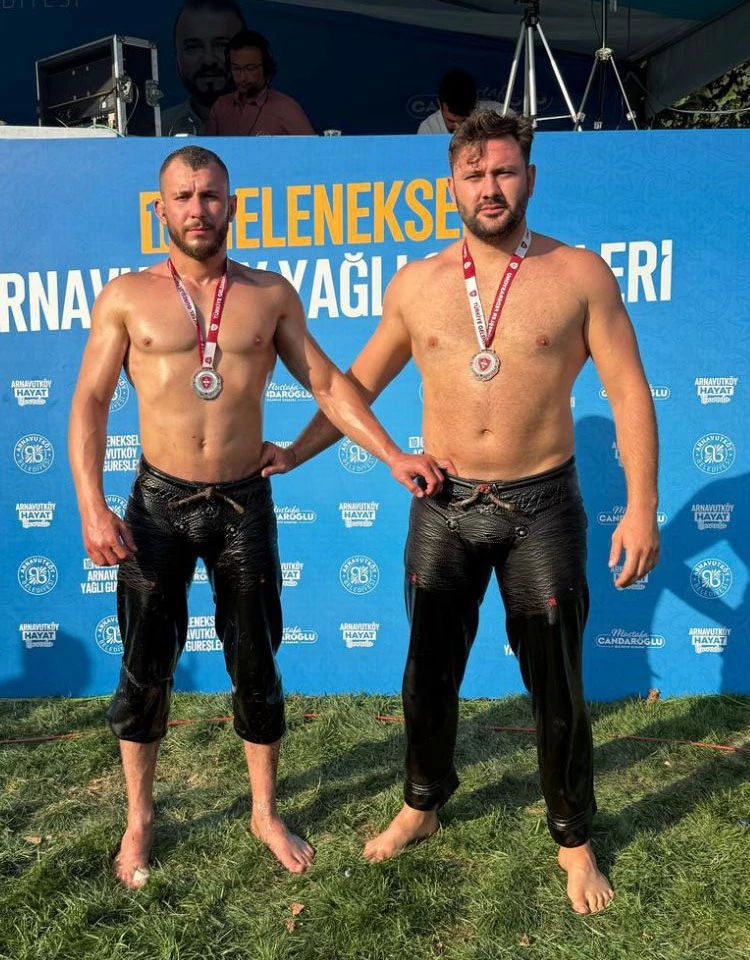 Büyükşehir’in sporcuları güreş ve bisiklette kürsüde yer aldı