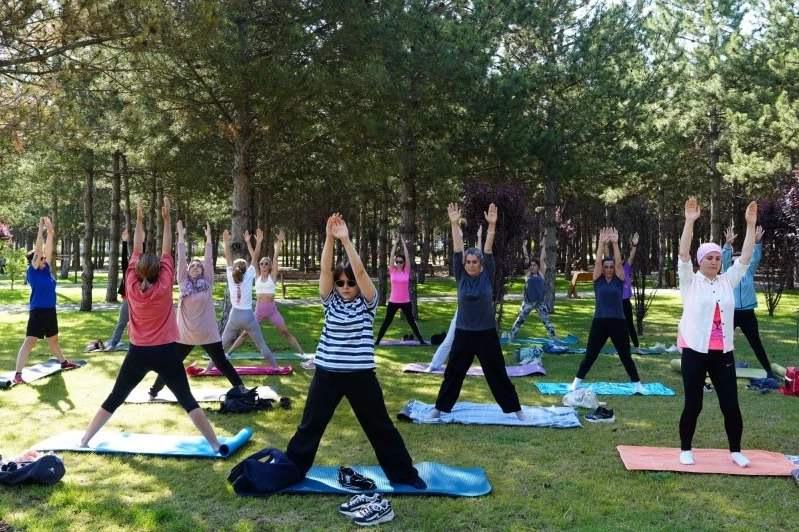 Eskişehir’de 2 bin kişi açık havada sporun keyfini çıkardı