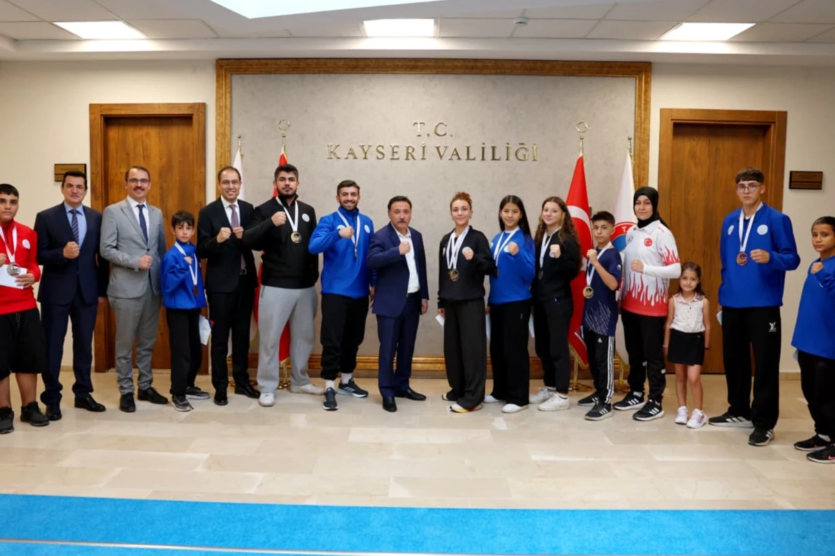 Vali Çiçek, Balkan Şampiyonu ERVA Sporcularını makamında ağırladı