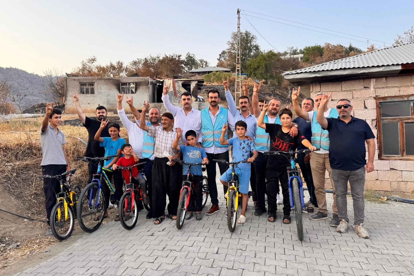 Başkan Gedemenli’den Çamlıbel’de çocuklara bisiklet katkısı