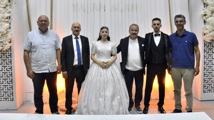 BELEDİYE BAŞKAN YARDIMCIMIZ NECATİ YILMAZ, NAZLI YILDIZ VE EMİRHAN KURAL’IN DÜĞÜN MERASİMİNE KATILDI