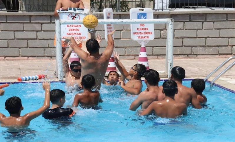 ŞANLIURFA BÜYÜKŞEHİR HAVUZLARINDA SU TOPU ETKİNLİĞİ