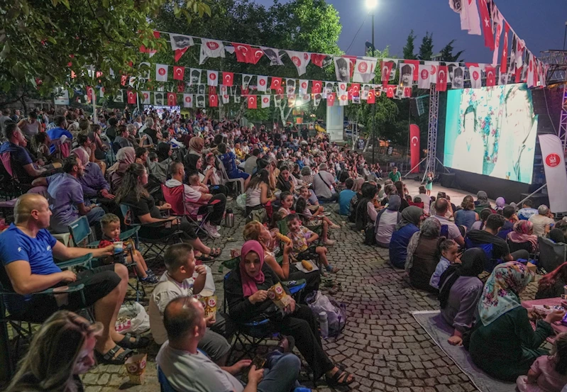 Keçiörenliler açık havada sinemanın keyfini çıkardı