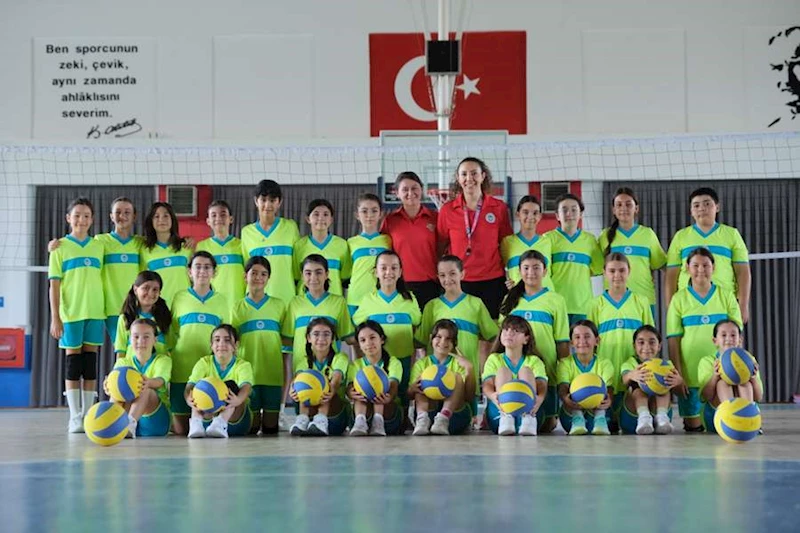 ODUNPAZARI BELEDİYESİ’NİN YAZ VOLEYBOL OKULU BU YAZ DA MİNİK SPORCULARLA DOLUP TAŞIYOR