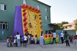 Çocuklar şenlikte doyasıya eğlendi