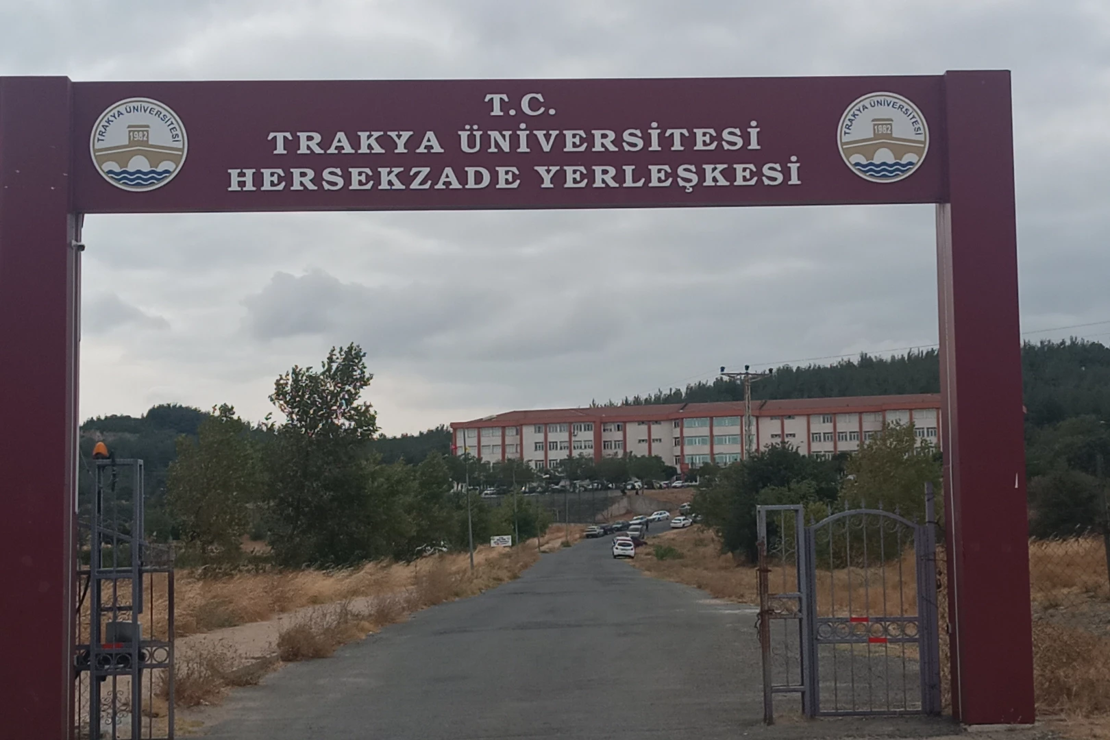 Keşan Belediyesi göreve davet edildi... Uzun otlar temizlenmeyi bekliyor