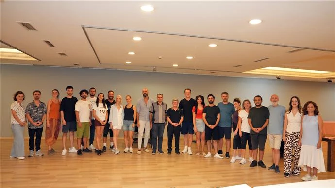 ALANYA BELEDİYE TİYATROSU’NDAN YENİ SEZONUN İLK PRÖMİYERİ: “PALTO”