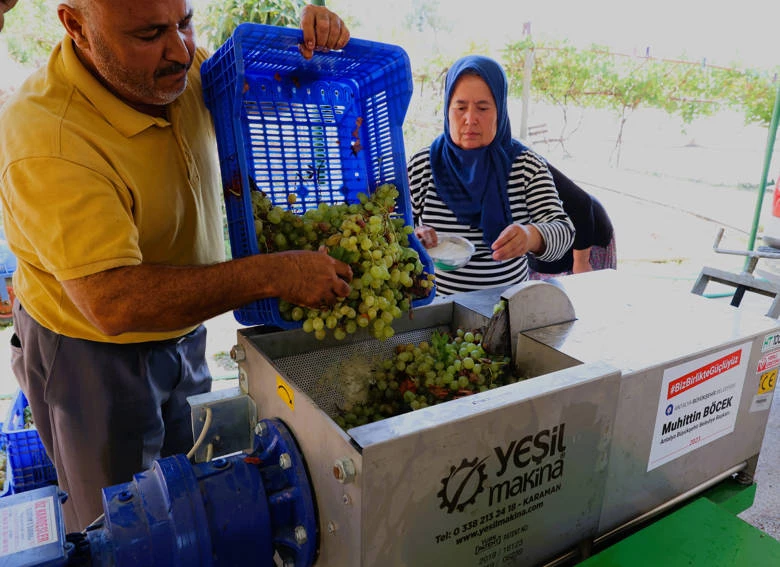 Antalya Büyükşehir’den üzüm sıkma makinesi desteği