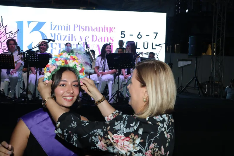 PİŞMANİYE GÜZELİNE TACINI FATMA BAŞKAN TAKDİM ETTİ