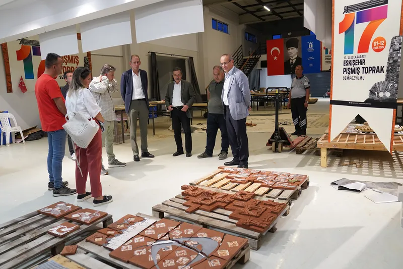 BAŞKAN ATAÇ VE ÖZAYDEMİR FIRINDAN ÇIKAN ESERLERİ İNCELEDİ