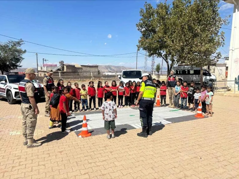 Siirt İl Jandarma Komutanlığı Tarafından Öğrencilere Yönelik Bilgilendirme Faaliyetleri Gerçekleştirildi