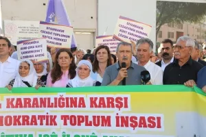 Eşbaşkanlar, Diyarbakır eski E Tipi Kapalı Cezaevi önünde düzenlenen açıklamaya katıldı