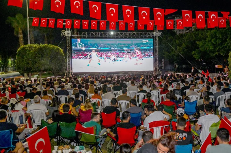 Mersinliler Yarı Final Coşkusunu Dev Ekranda İzledi