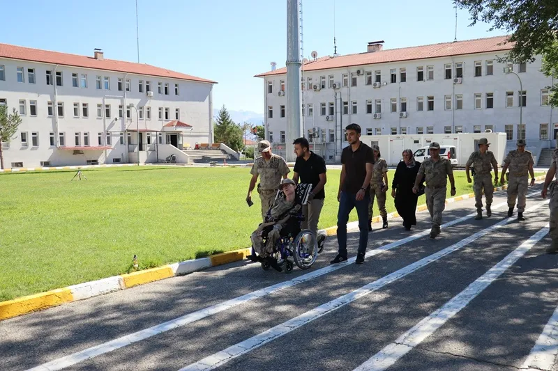 Erzincan’da Fiziksel Engelli Berat Asaf Yeniçeri’nin, Askeri Üniforma Giyinme Hayali Gerçek Oldu