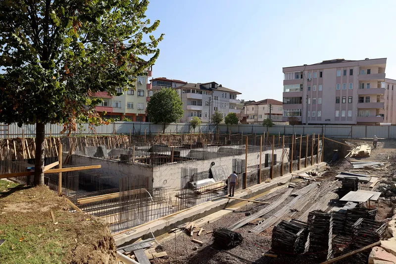 Arifiye’de gençlerin göz bebeği olacak proje yükseliyor: Yüzme havuzu, sanat ve müzik atölyesi, akıl oyunu alanları…