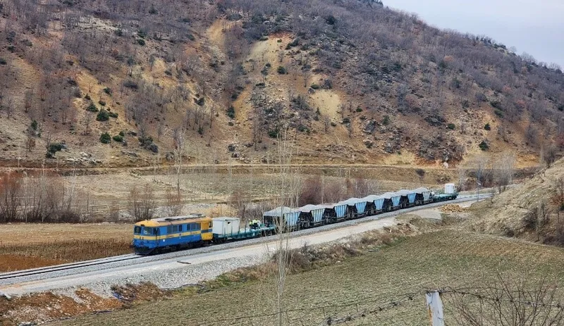 DEMİRYOLLARINDA DEPREMİN İZLERİ SİLİNİYOR