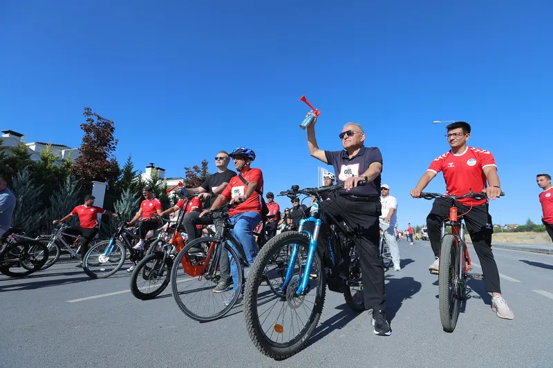 Başkan Büyükkılıç, 3’üncü Doktorlar Bisiklet Turu’nda Pedal Çevirdi