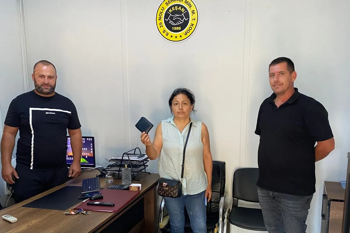 Keşan’da minibüs şoföründen örnek davranış... Unutulan cüzdanı sahibine teslim etti