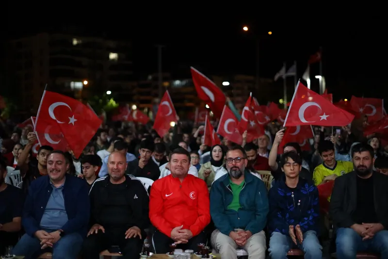 BAŞKAN DİNÇER, EUROBASKET 2025 FİNAL HEYECANINI AKSARAYLILARLA YAŞADI