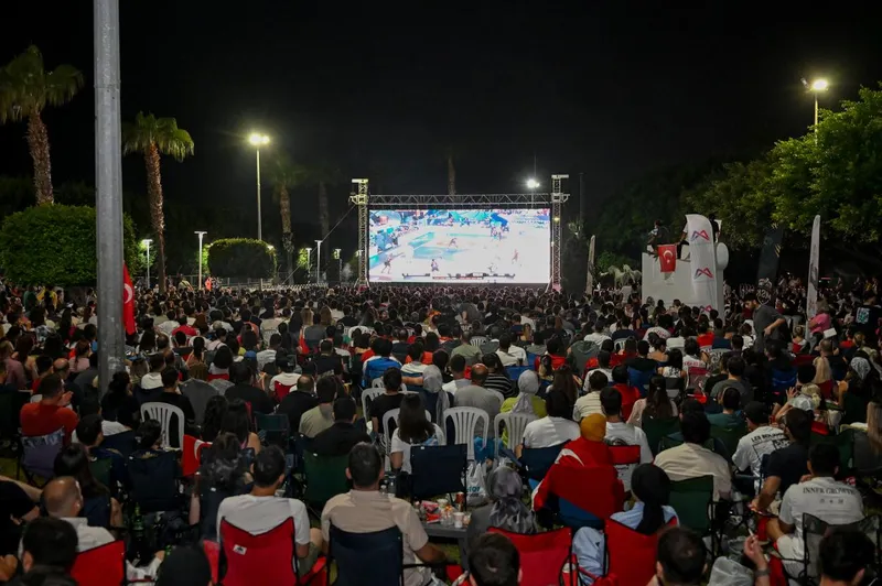 Mersinliler Dev Final Heyecanını Dev Ekranda İzledi