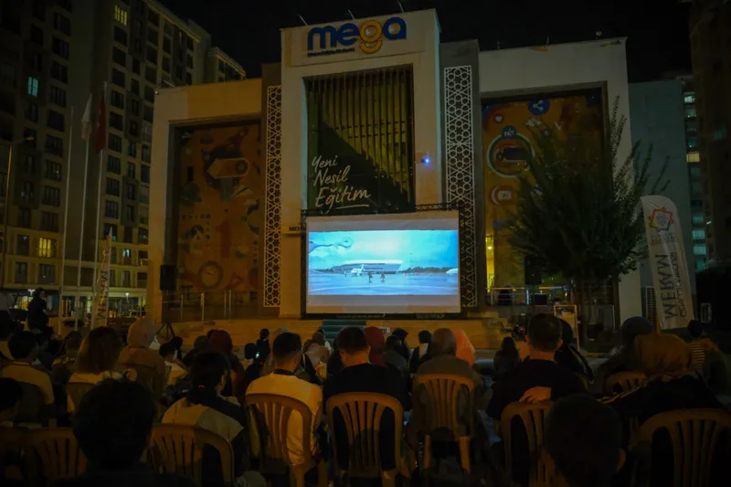 MERAM’DA GENÇLER, YILDIZLARIN ALTINDA SİNEMA KEYFİ YAŞADI