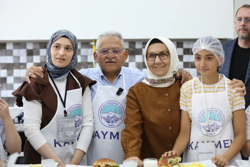 Başkan Büyükkılıç, Engelsiz Yaşam Merkezi’nde Özel Çocuklarla Birlikte Hamburger Yaptı