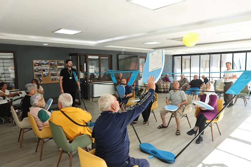 Nilüfer’de huzurevi sakinleri “Balon Voleybolu” ile eğlendi