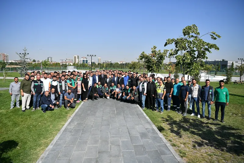 Başkan Büyükkılıç, Daha Temiz Kayseri İçin Gece Gündüz Çalışan Ekiplerle Buluştu