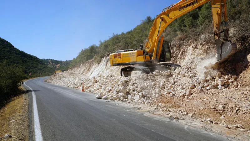 Büyükşehir’den Pazarcık’ta Yol Seferberliği