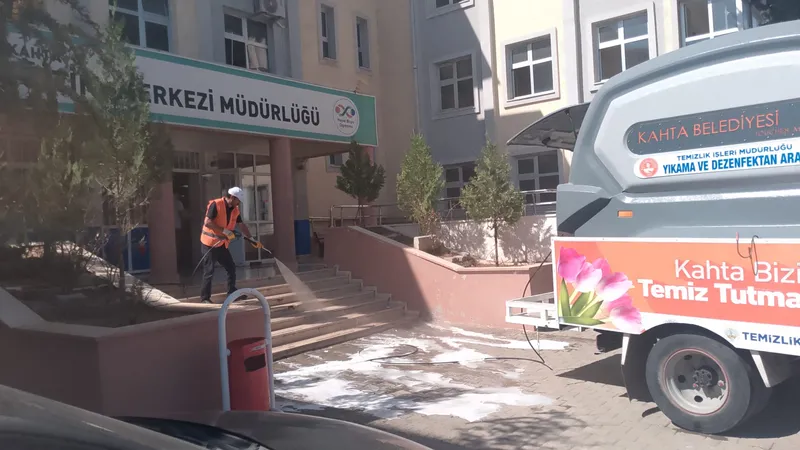 KÂHTA BELEDİYESİNDEN OKULLARDA TEMİZLİK VE DEZENFEKTE ÇALIŞMASI