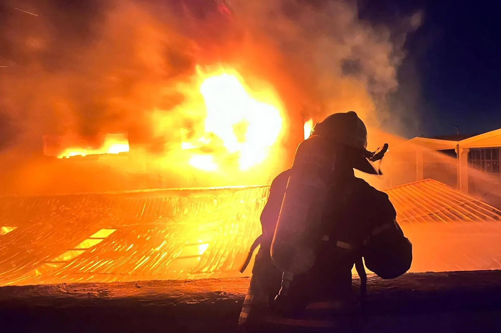 İzmir İtfaiyesi fabrikayı saran alevleri söndürdü
