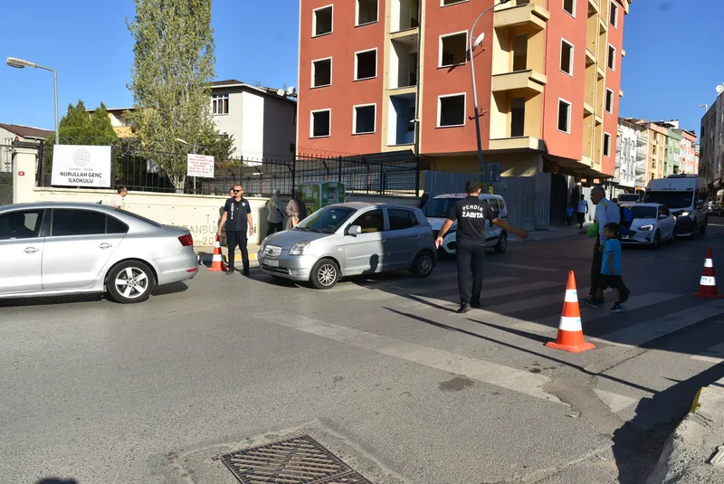 Pendik Belediyesi Zabıta Ekipleri Okul Önlerinde Güvenliği Sağlıyor