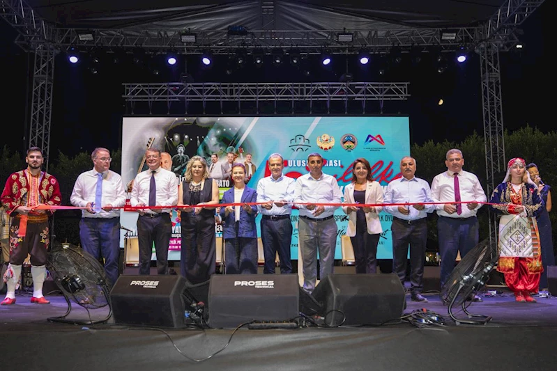 Başkan Seçer Ve Meral Seçer, ‘52. Uluslararası Silifke Müzik Ve Folklor Festivali’nin Açılışına Katıldı