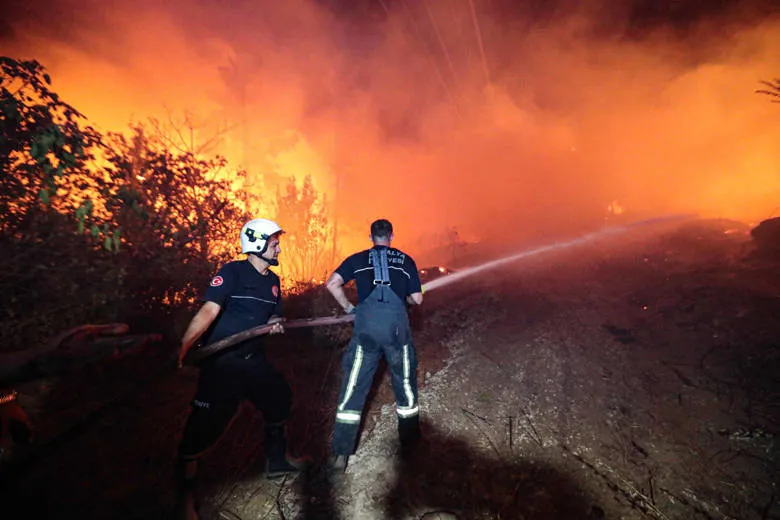 Antalya Büyükşehir Belediyesi İtfaiyesi’nden yangınlara hızlı ve etkin müdahale