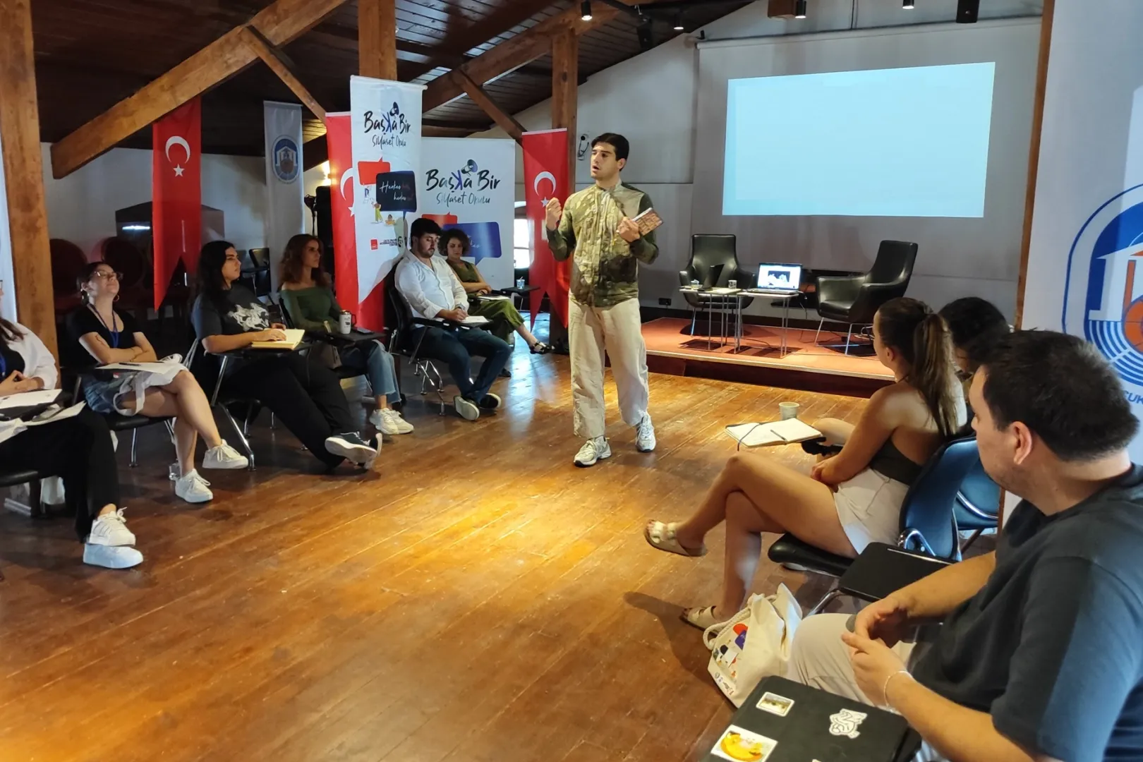  İsveç Milletvekili Castro, gençlerle Efes Selçuk’ta Buluştu