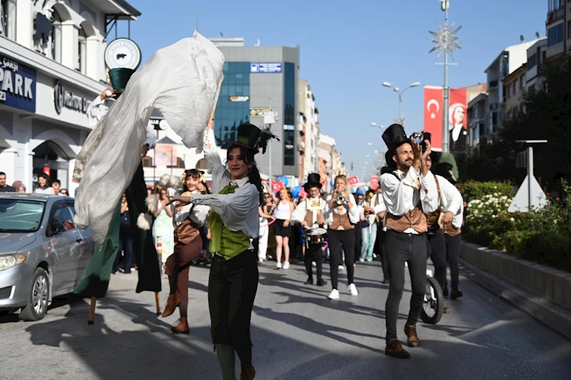 -BOZÜYÜK’TE ÇOCUKLAR 4. GELENEKSEL SANATEVİ PANAYIRI’NDA ÇOK EĞLENDİ