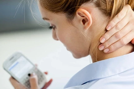 Telefon tablet kullanıcıları dikkat! Çağın duruş bozukluğu: Text neck!