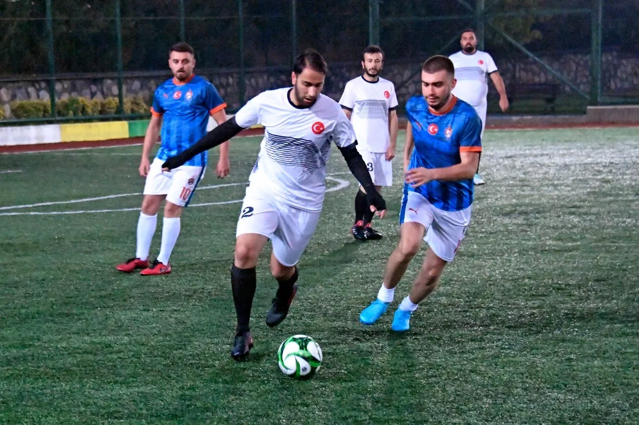 Bursa Osmangazi’de Geleneksel Halı Saha Turnuvası başladı