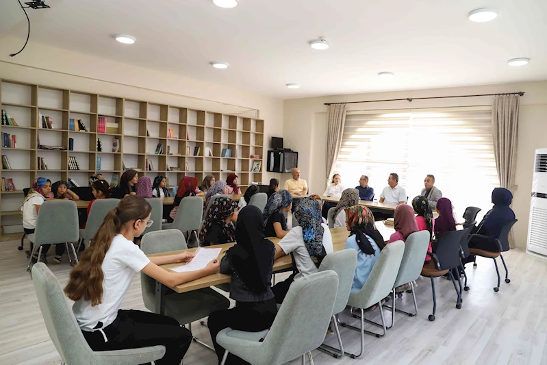 “Sizin en hayırlınız Kur’an’ı öğrenen ve öğretendir.”
