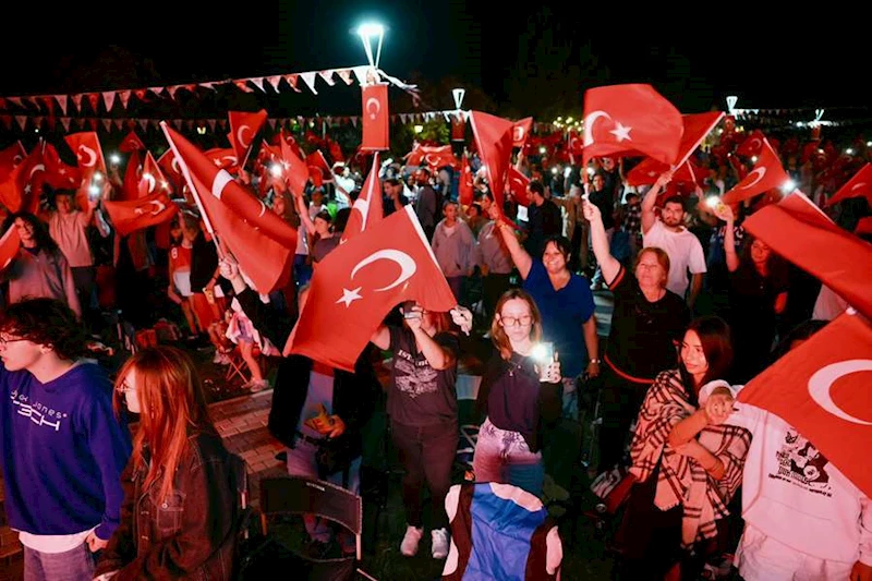 ODUNPAZARI’NDA 2 EYLÜL COŞKUSU YILDIZLARIN ALTINDA YAŞANDI