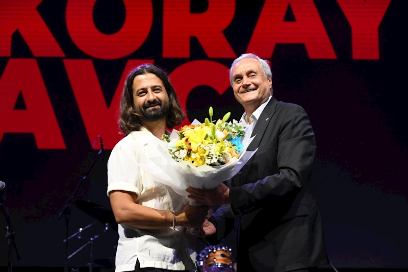 -BOZÜYÜK’TE SEVİLEN SANATÇI KORAY AVCI’DAN MUHTEŞEM KURTULUŞ KONSERİ