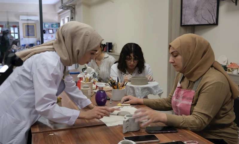 DÜNYACA ÜNLÜ RESSAMLARIN ESERLERİ ŞANLIURFALI KADINLARIN ELLERİNDE SERAMİKLERE YANSITILIYOR