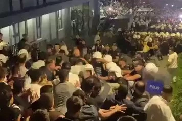 CHP İstanbul önünde tansiyon yükseldi!