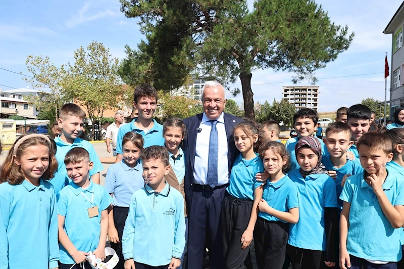 Başkan Şadi Özdemir’den “Okula hoş geldin” hediyesi