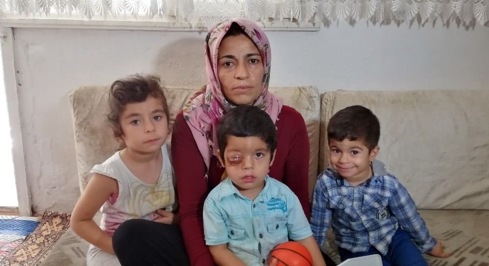 ( Özel) Gözündeki Kitle Giderek Büyüyen Suriyeli Muhammed Tedavi İçin Yardım Bekliyor