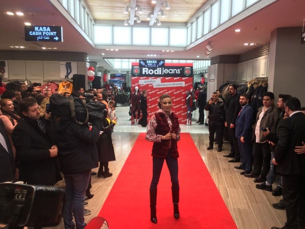 1 Tlye Kot Pantolon İzdihama Neden Oldu