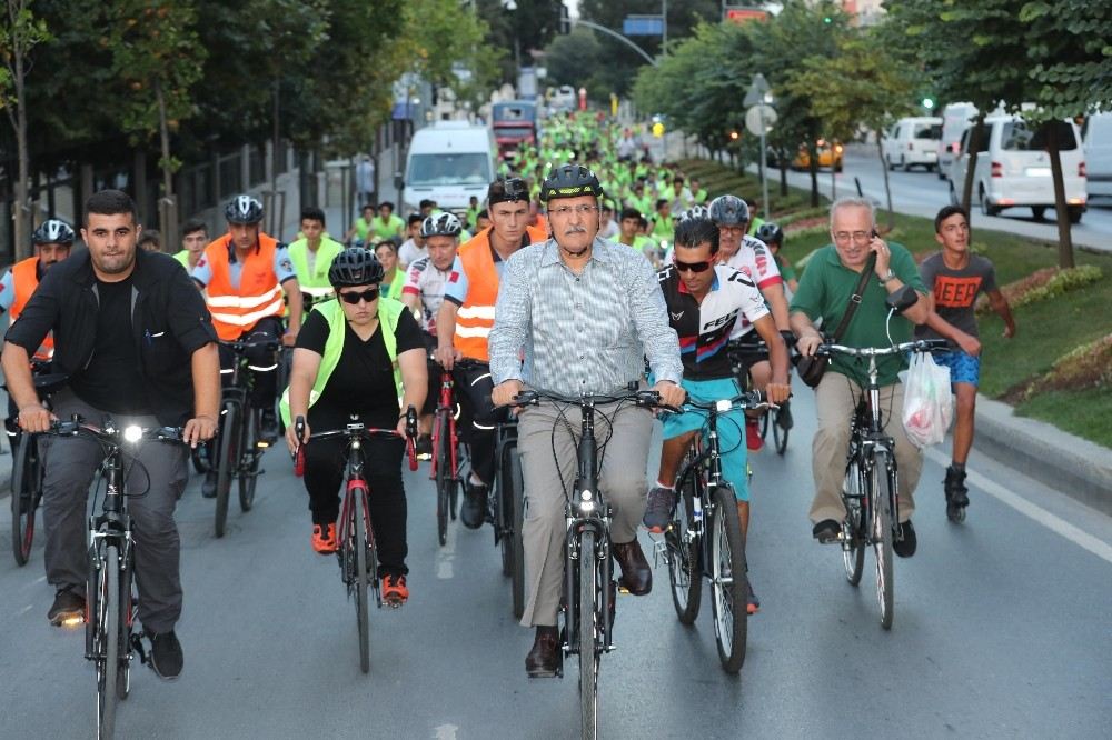 107 Gündür Makam Aracı Yerine Bisiklet Kullanıyor
